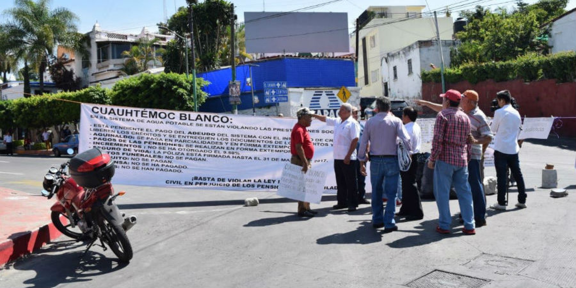 Jubilados del SAPAC bloquean avenida Morelos