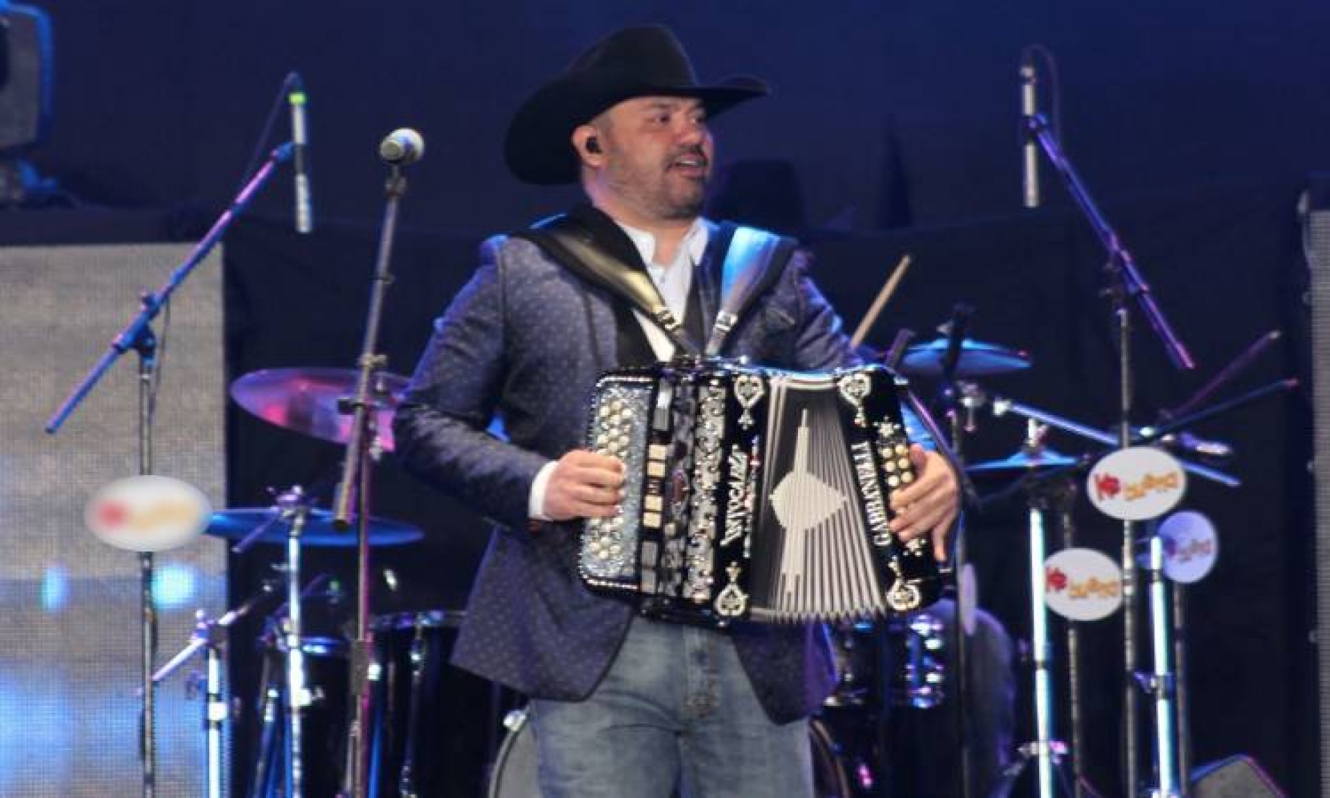 Vocalista de Intocable presume “palancas” para vacuna contra COVID