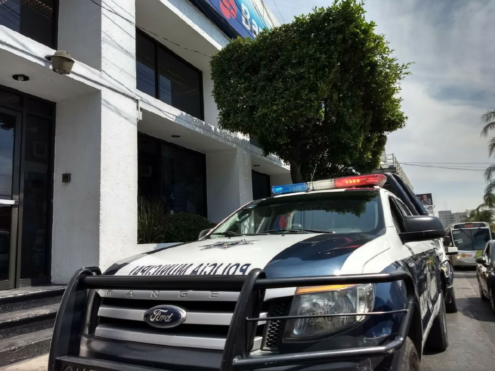 Hombres armados asaltaron una sucursal bancaria en Cuernavaca