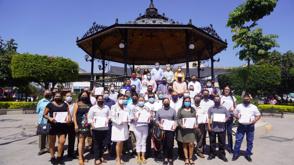Entrega Ayuntamiento de Jiutepec constancias de mayoría a 32 ayudantes municipales