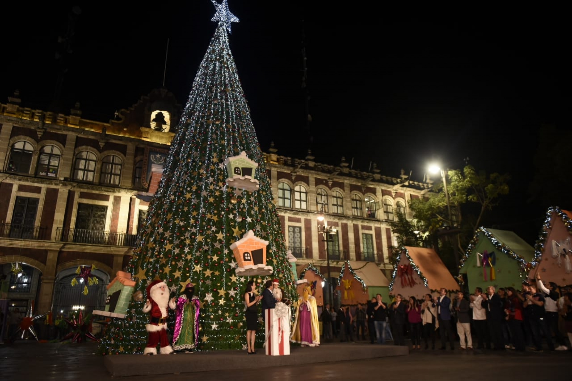 Preside gobernador encendido del árbol navideño en plaza de armas, en Cuernavaca