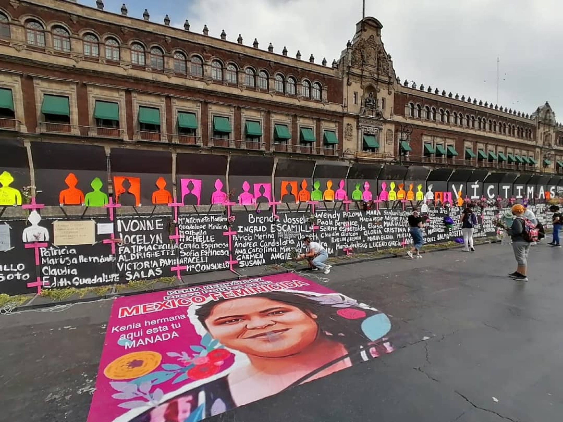 Feministas convierten valla metálica del Zócalo en homenaje a víctimas de feminicidio