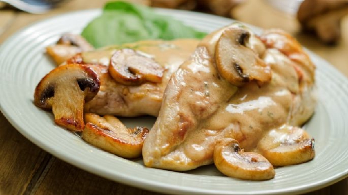 Comienza la semana con una deliciosa receta, prepara pechugas de pollo en salsa de champiñones