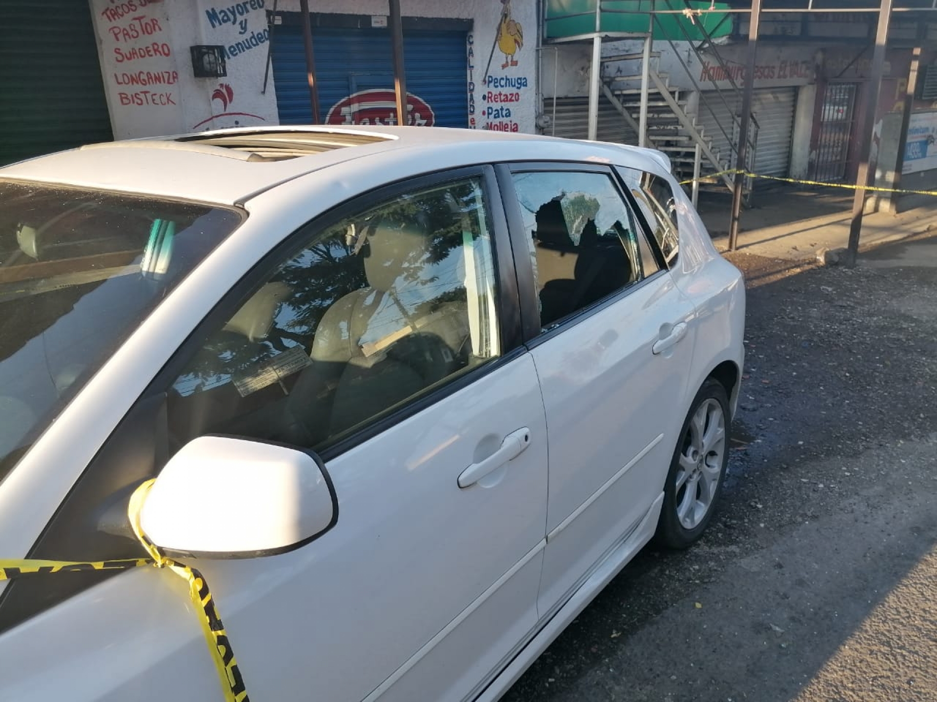 A tiros intentan despojar a dos personas de un vehículo, en Ahuatepec