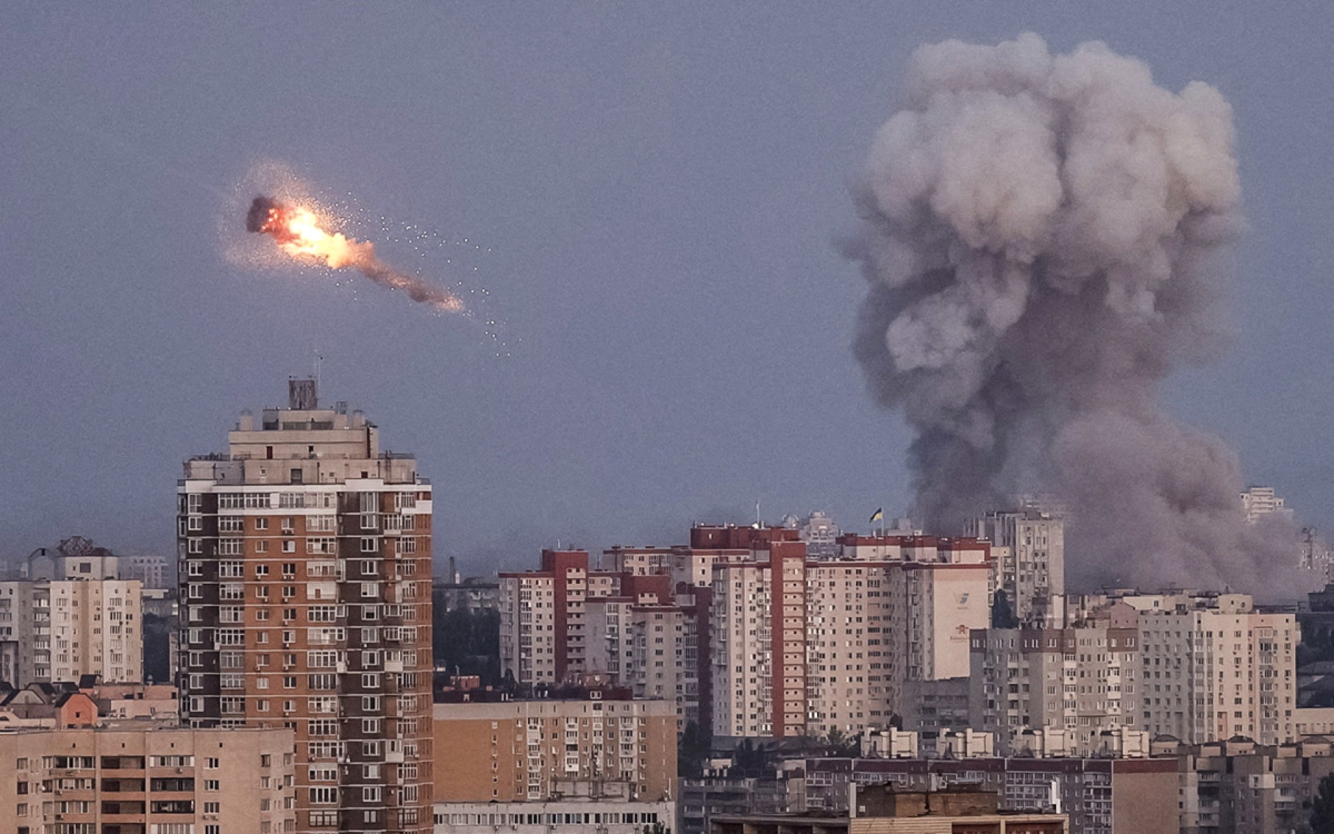Rusia ataca Ucrania con drones y daña por primera vez sede gubernamental