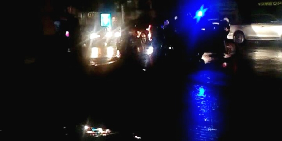 Derrapan moto patrulleros en la avenida Poder Legislativo, por piso resbaloso debido a lluvia