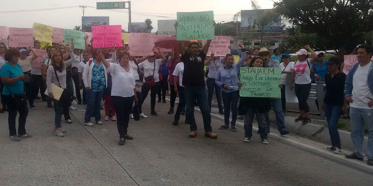 Trabajadores administrativos de la UAEM realizaron un bloqueo en el libramiento Cuernavaca