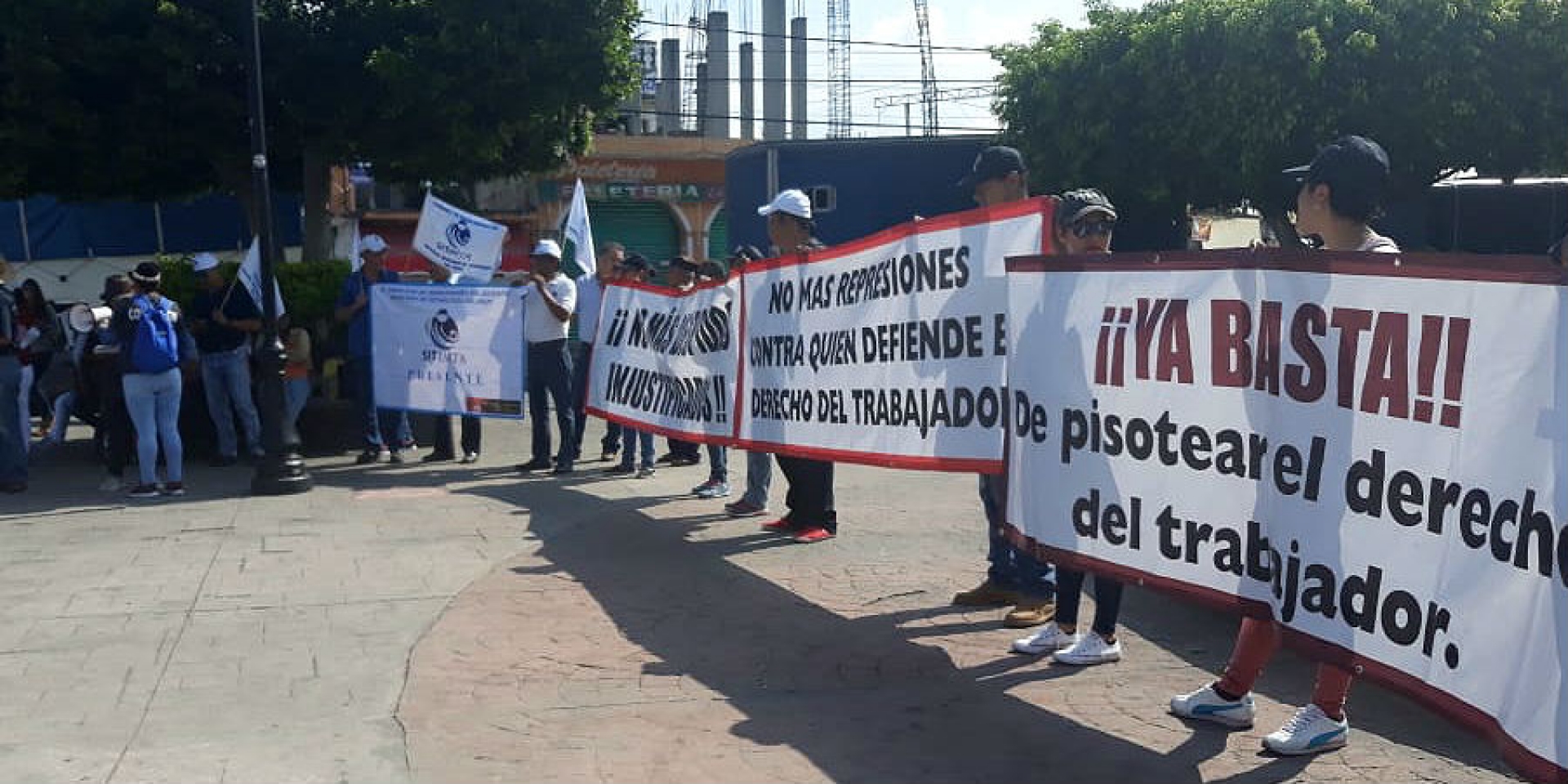 Protestan trabajadores de Rintex en Tejalpa