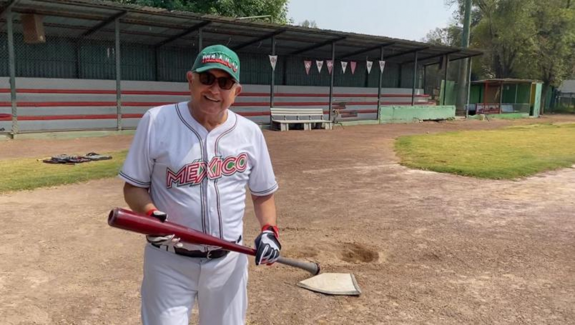 AMLO "se escapa" a practicar béisbol tras recuperarse de COVID