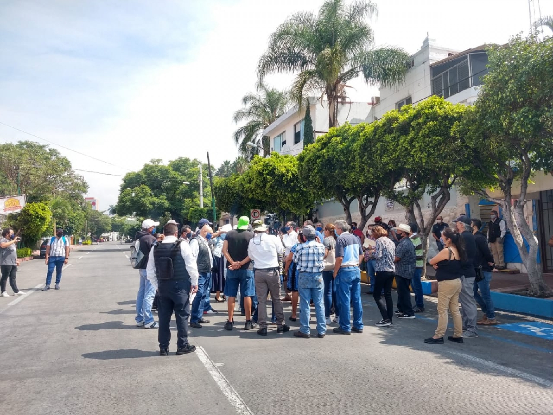Habitantes de Acapantzingo protestan ante el SAPAC, en la avenida Morelos