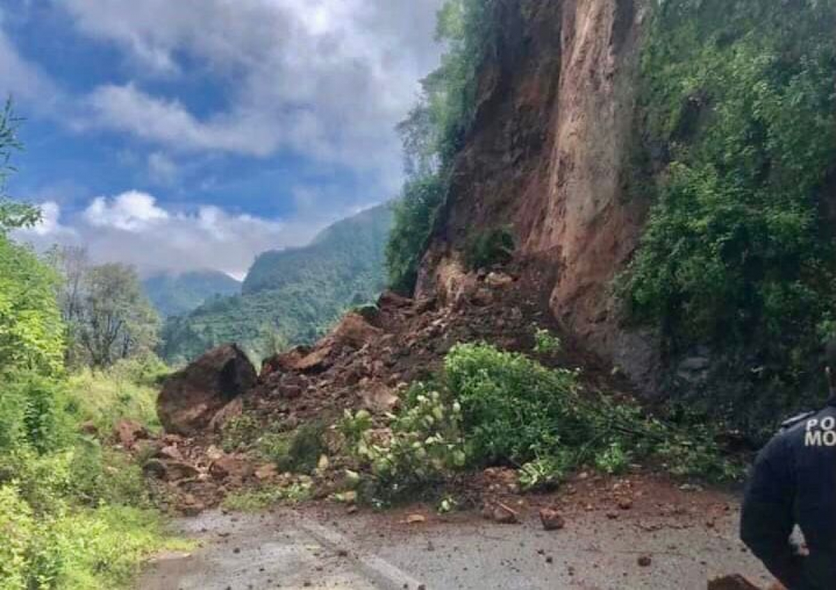 Colapsa parte del talud en carretera 'La Espada', en Hueyapan