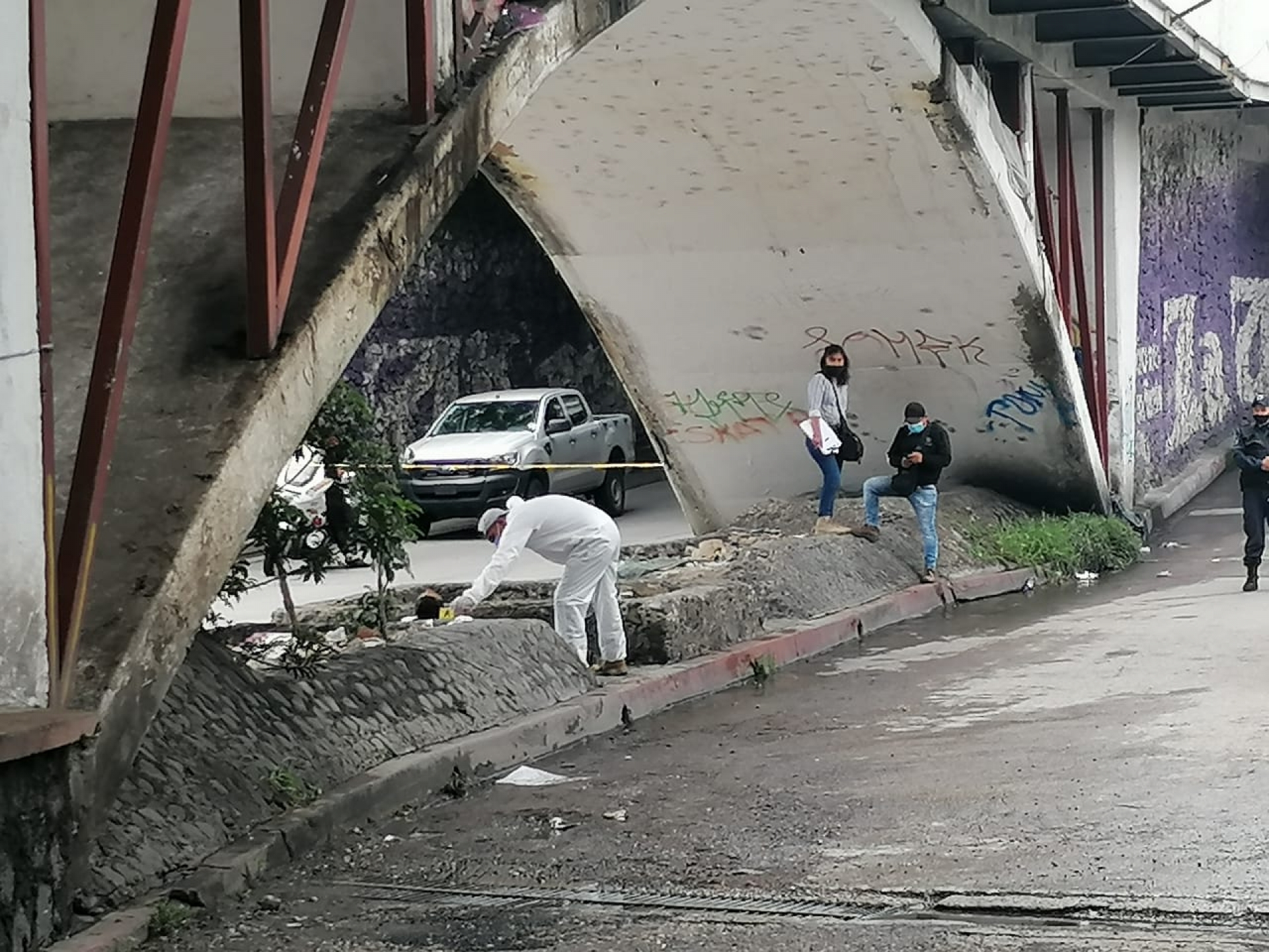 Encuentran el cadáver de un hombre debajo del 'puente del dragón'