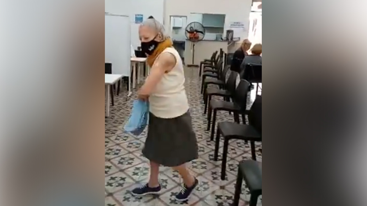 Una abuelita baila de alegría tras recibir vacuna contra COVID-19