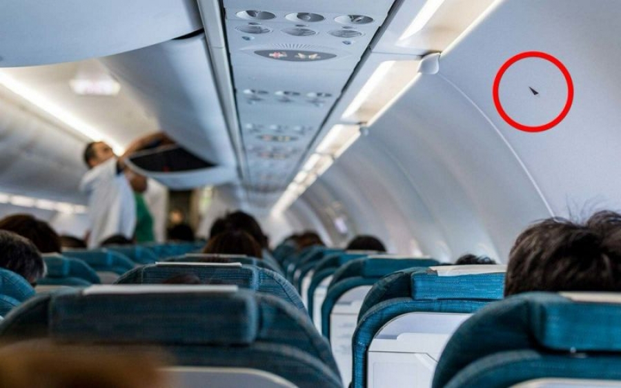 Qué significa el pequeño triángulo que se encuentra en algunos asientos de los aviones