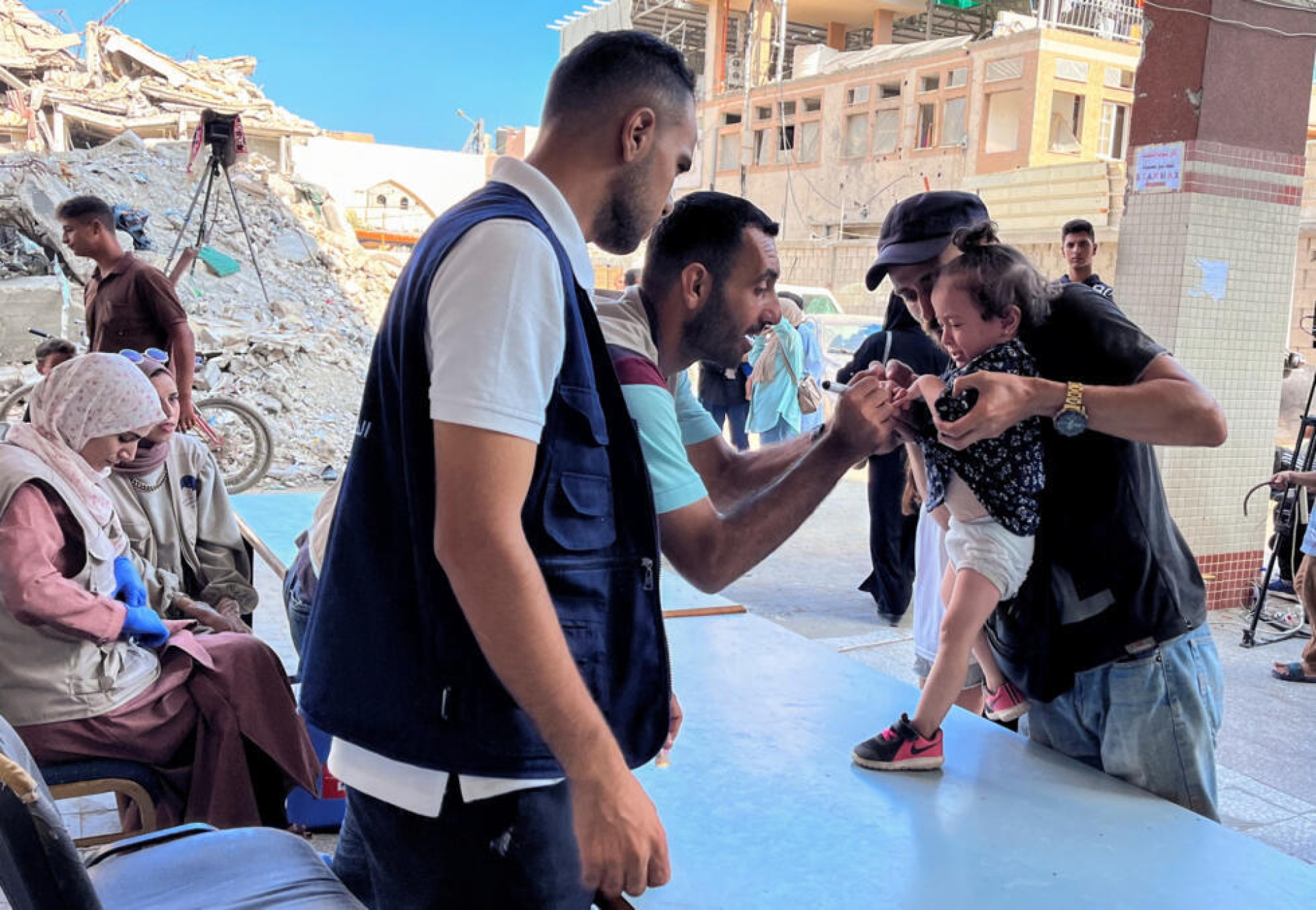 OMS lanza campaña de vacunación en Gaza ante el riesgo de polio