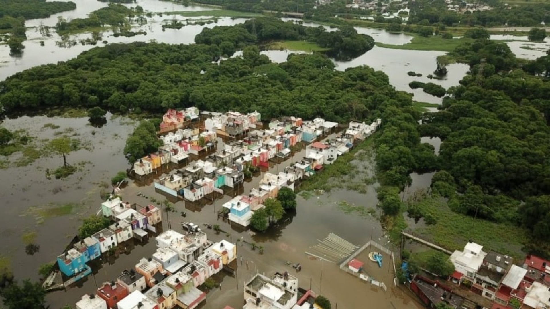 Por inundaciones en Tabasco, habitantes improvisan albergues