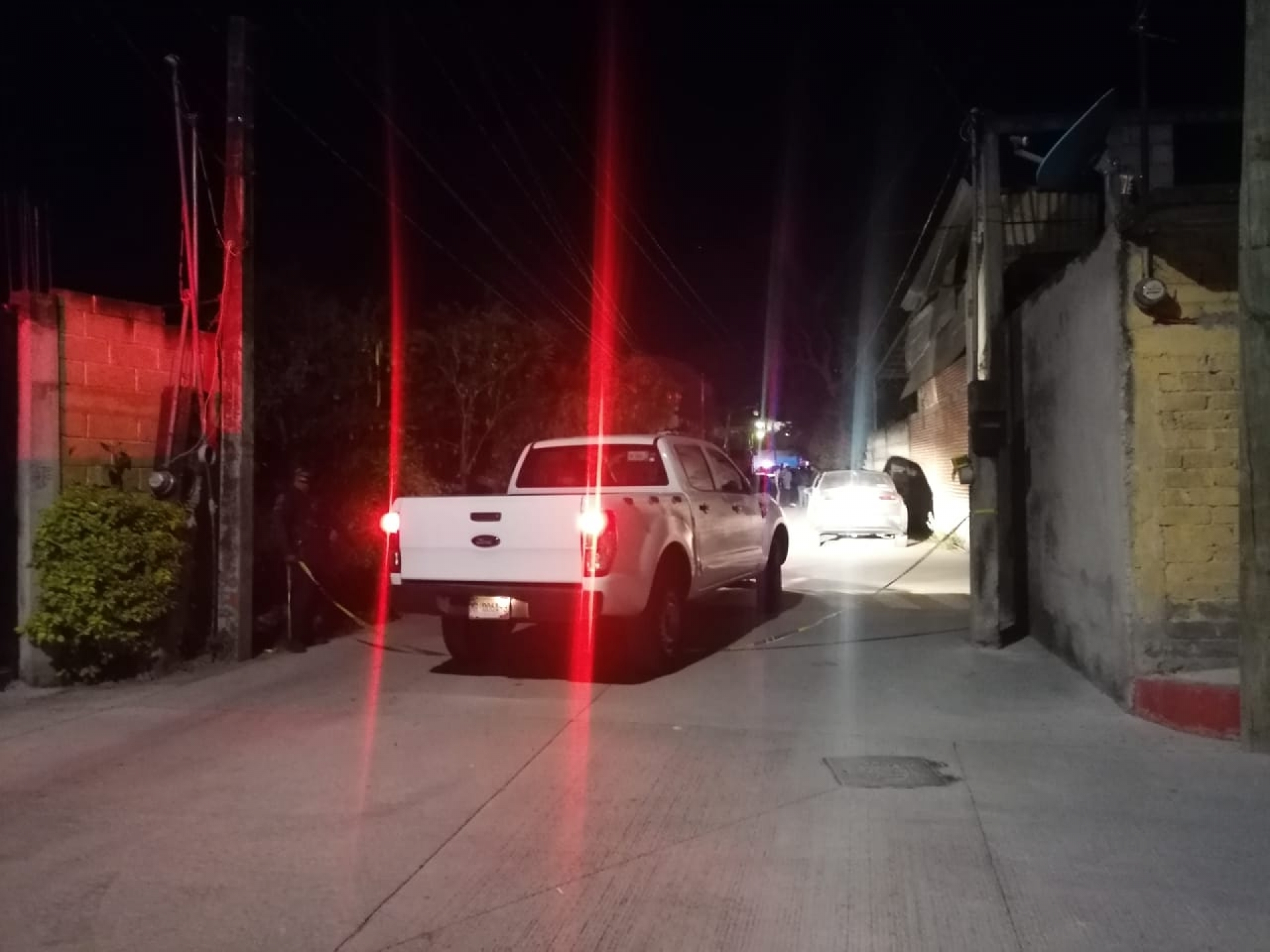Hallan los cadáveres de una pareja con disparos, en Jardines de Tezoyuca