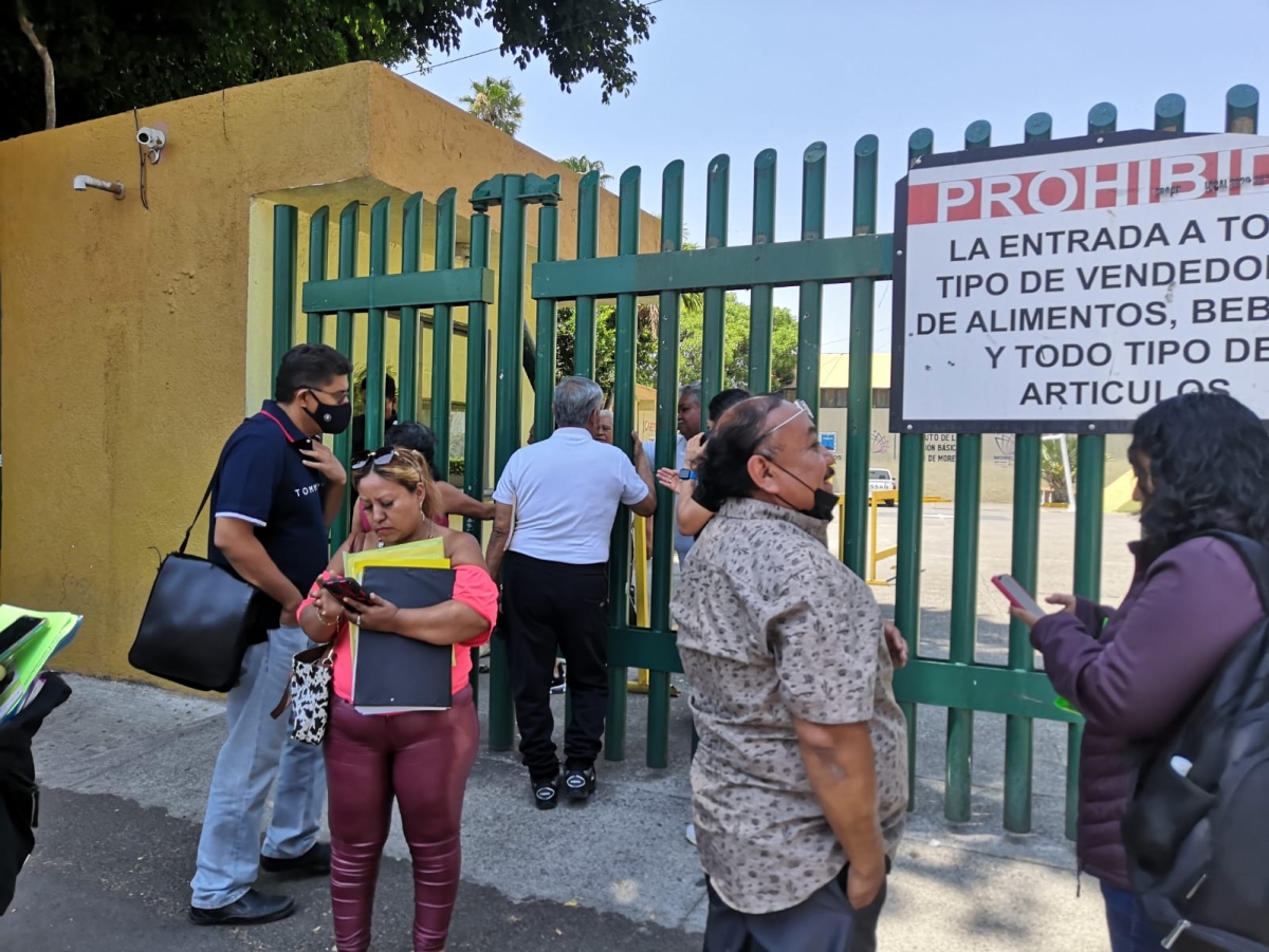 Desalojan oficinas centrales del IEBEM ante supuesta amenaza de toma de instalaciones
