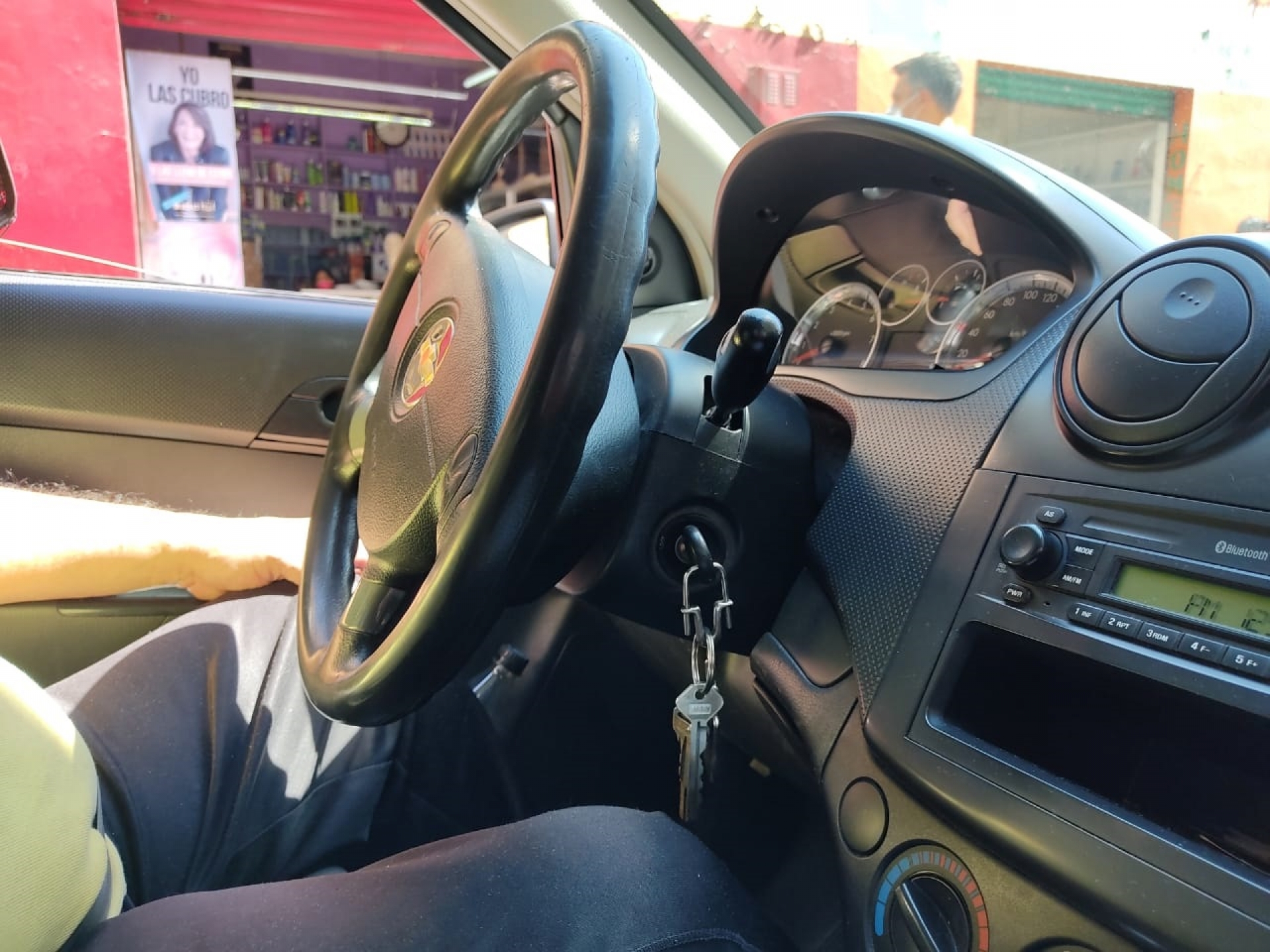 Desinfecta su taxi cada dos horas