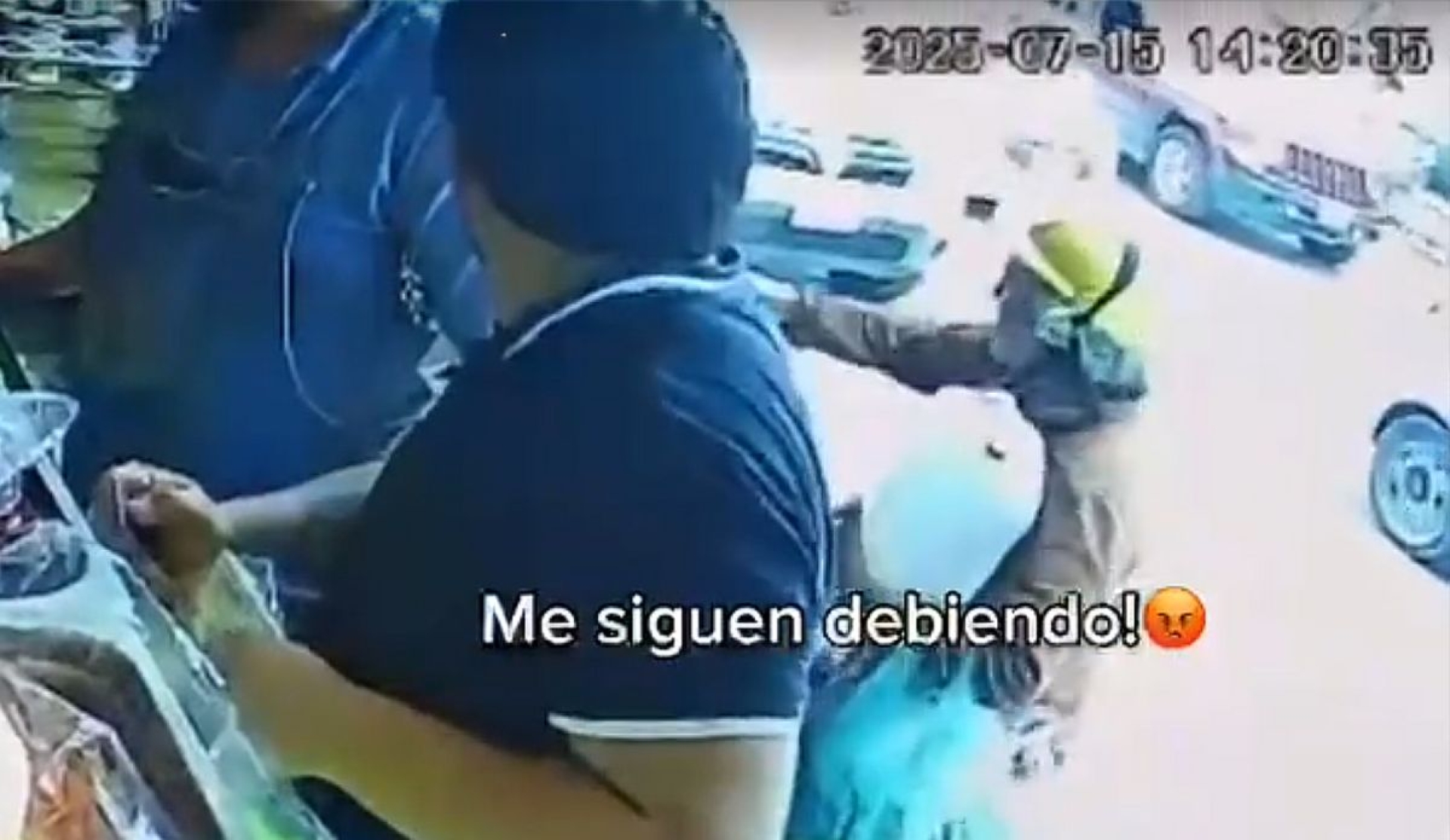 'Lady Me Siguen Debiendo': indignación y humor tras estallido de mujer mayor