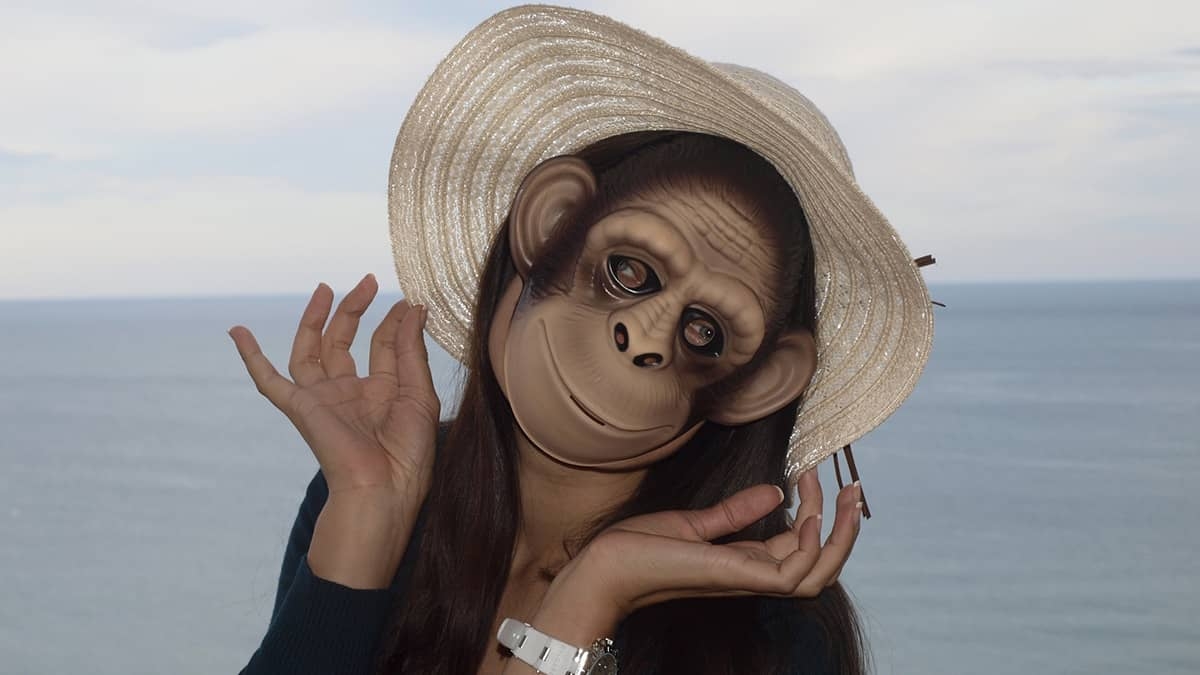 ¡Lady Chango! Mujer se niega a usar cubrebocas en avión y se pone máscara de mono