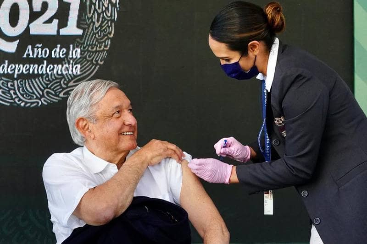 AMLO recibe refuerzo de vacuna COVID de AstraZeneca