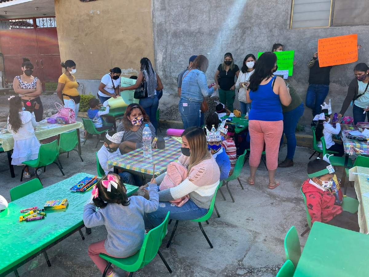 Infantes de preescolar de Yautepec reciben clases en la calle
