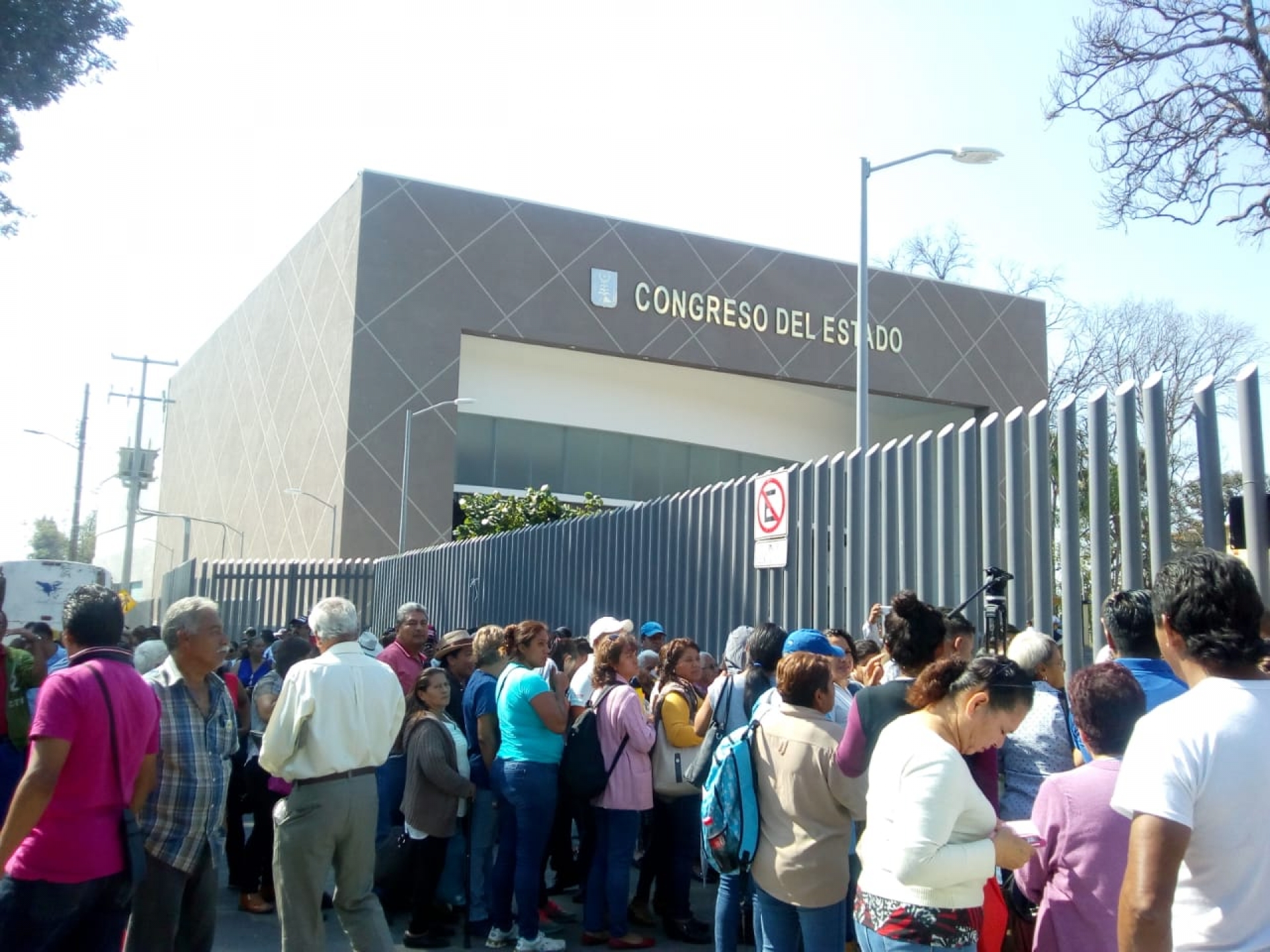 Protestan trabajadores del Ayuntamiento de Cuautla en el Congreso