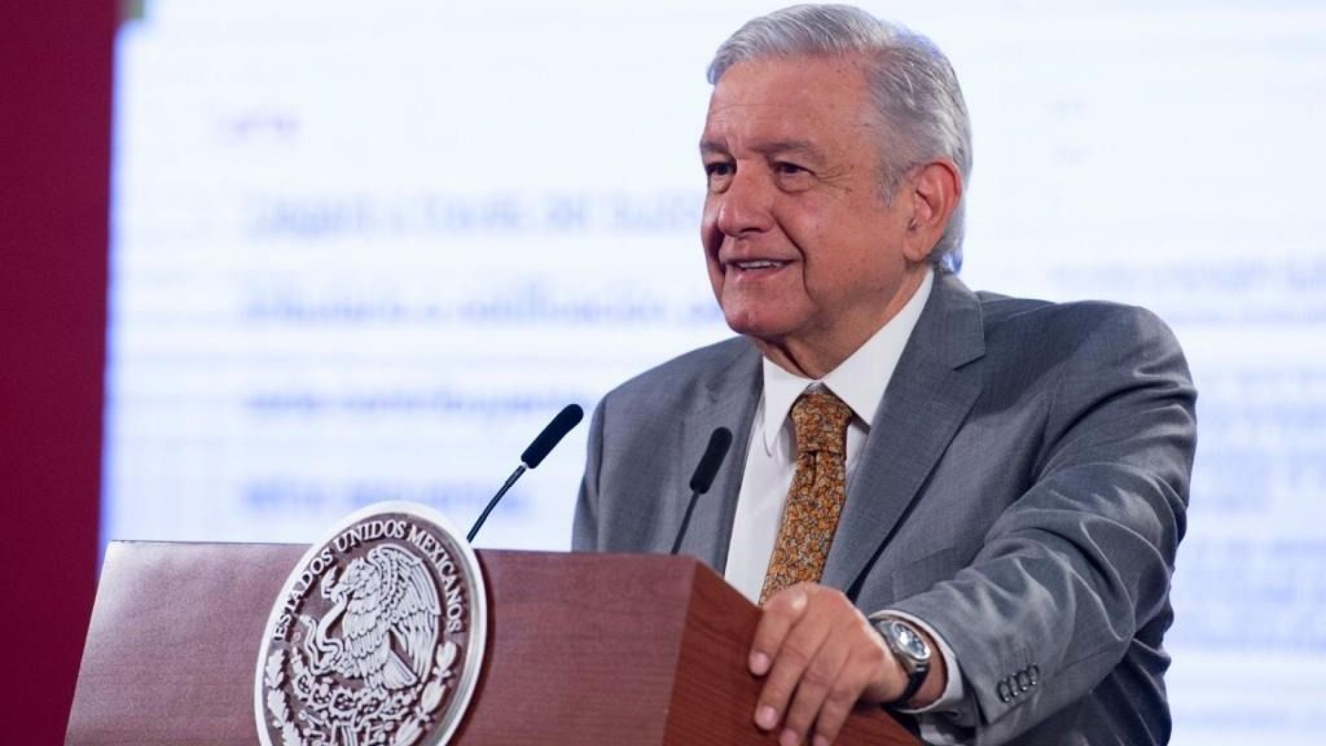 AMLO: 'Con una mano combatimos al COVID-19, y con la otra, la corrupción'