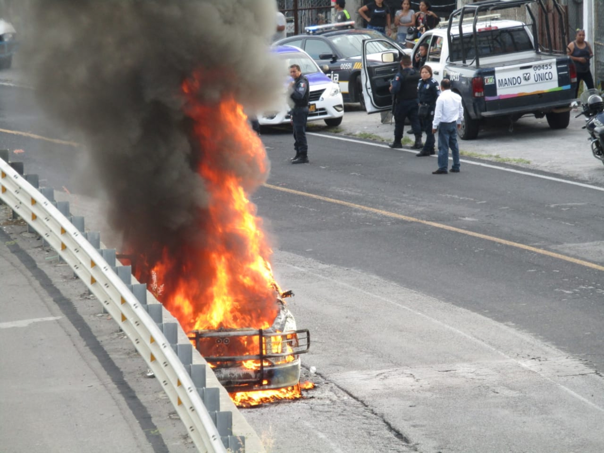 Ilesos, policías que sufrieron accidente en la carretera México-Acapulco