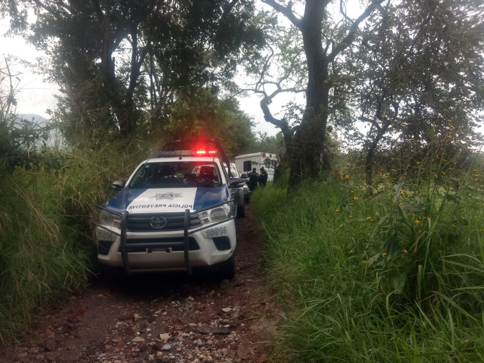Encuentran el cadáver de un hombre en un camino de terracería, en Emiliano Zapata