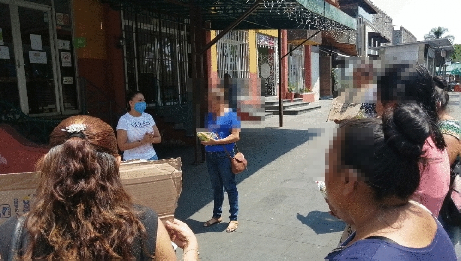Entrega diputada despensas y gel antibacterial a comerciantes semifijas, en Cuernavaca