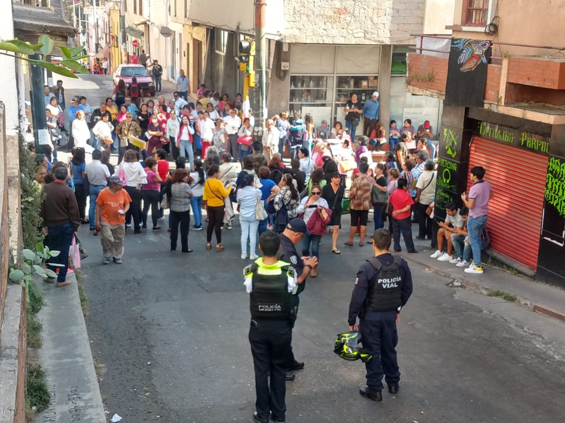 Maestros jubilados protestaron en calles del centro de Cuernavaca