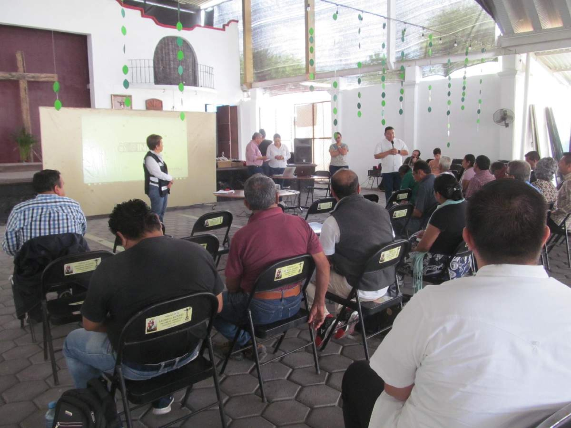 Capacitan a comités parroquiales para dar mantenimiento a iglesias