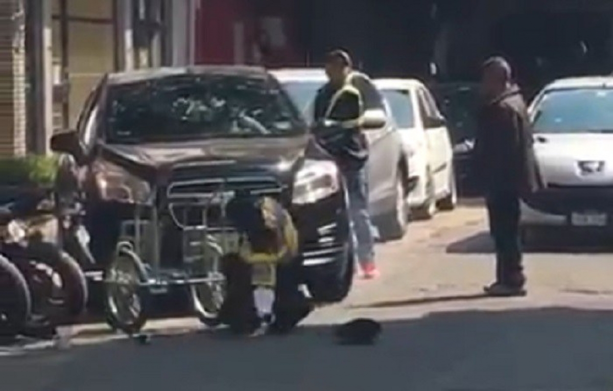 Conductor atropella a mujer policía por infraccionarlo