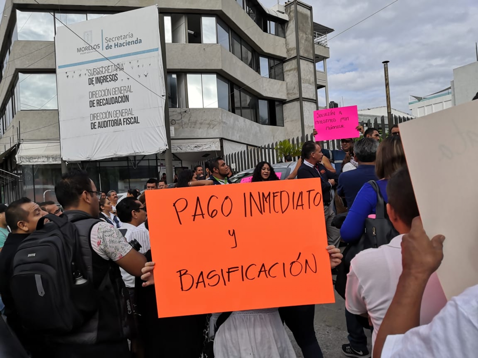 Maestros se manifestaron en oficinas de Ingresos de la Secretaría de Hacienda