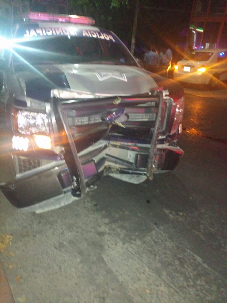 Choca patrulla del Mando Único contra un taxi