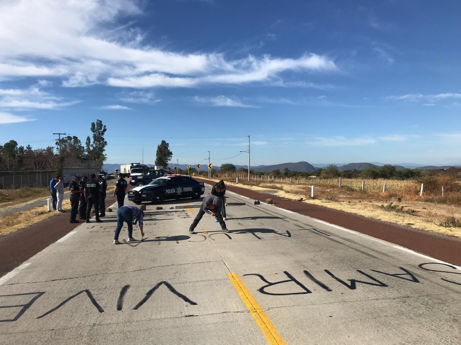 Pobladores de Amilcingo bloquean la autopista Siglo XXI