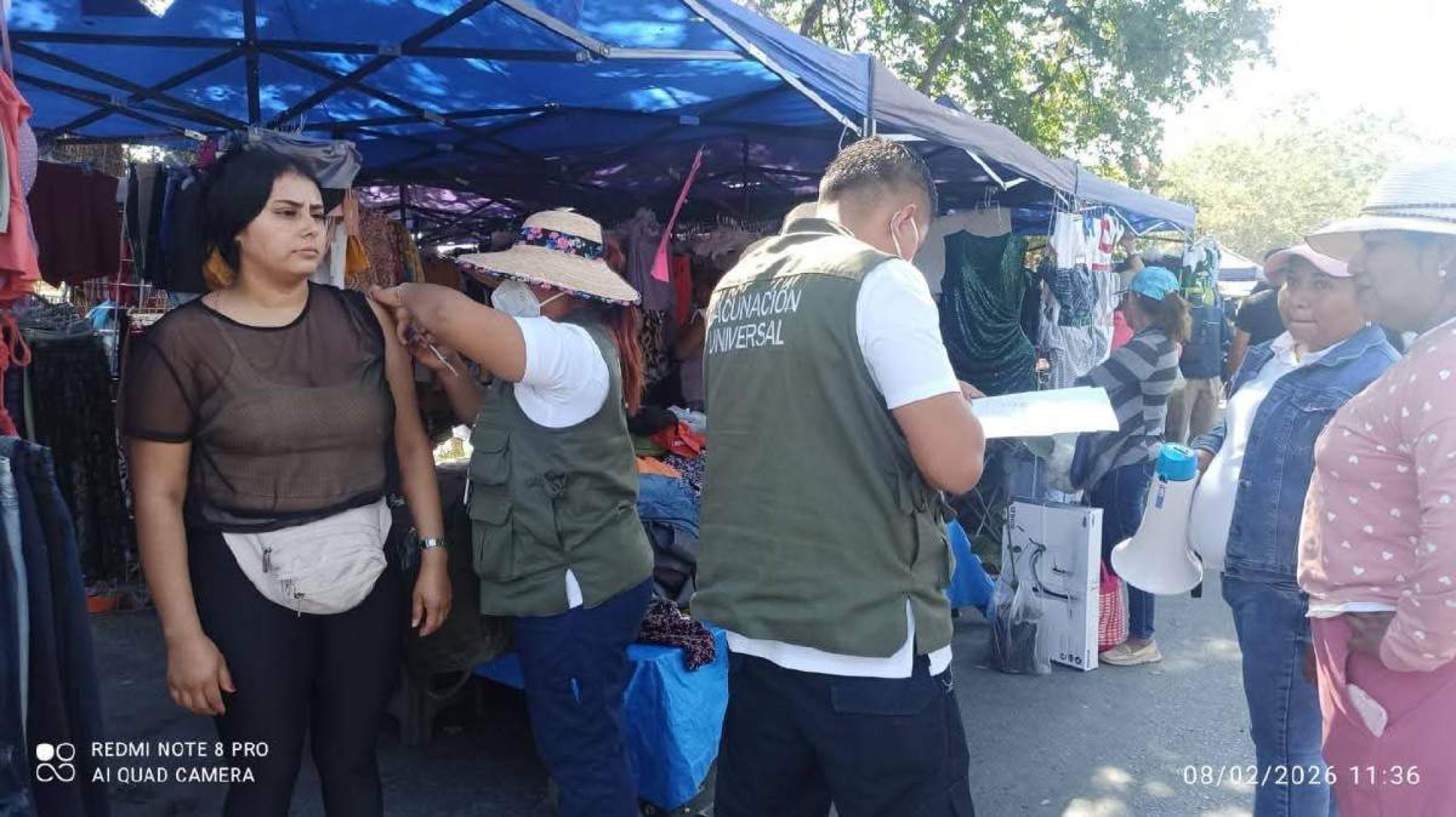 Aplican vacunas contra sarampión e influenza en tianguis de Xoxocotla