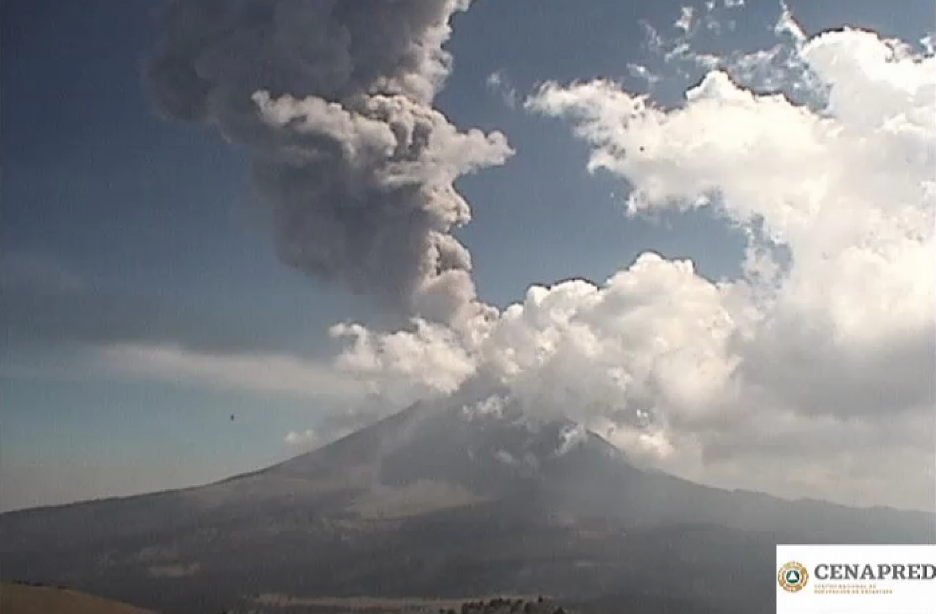 Explosión del Popocatépetl genera columna de cinco kilómetros de altura