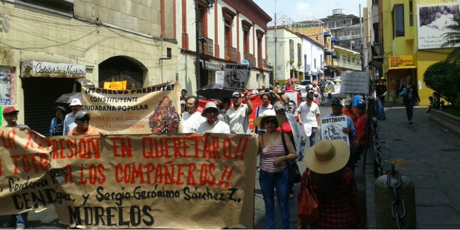 Marchan maestros en Cuernavaca