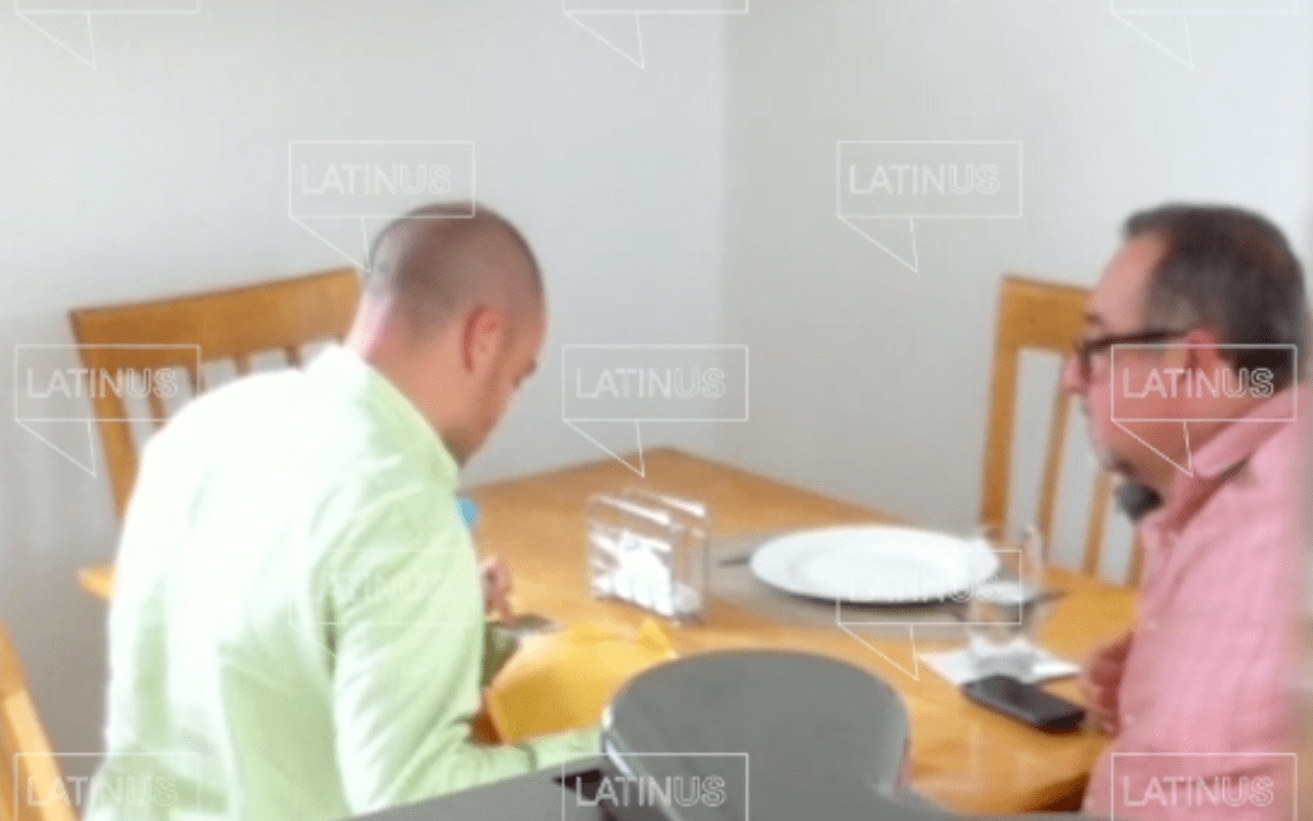 Exhiben a otro hermano de AMLO recibiendo dinero de David León