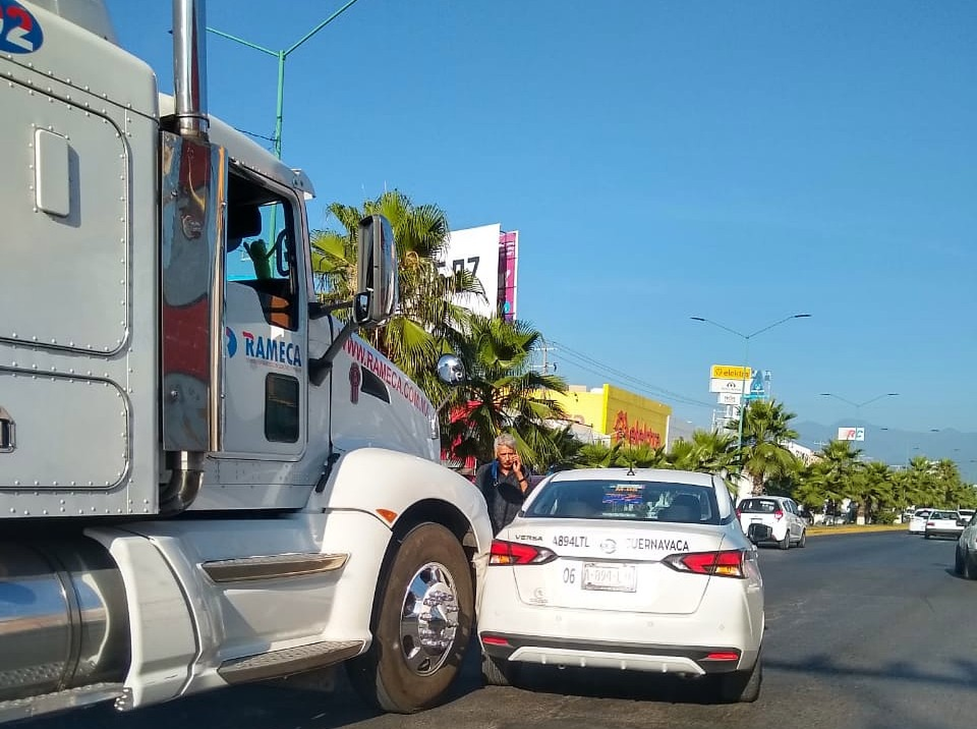 Incidente vial entre tráiler y taxi