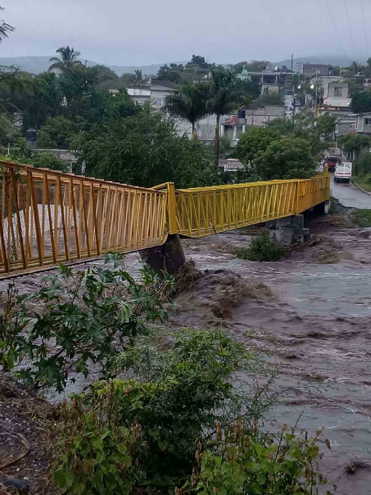 Evacúan a familias de Ayala por desbordamiento de río