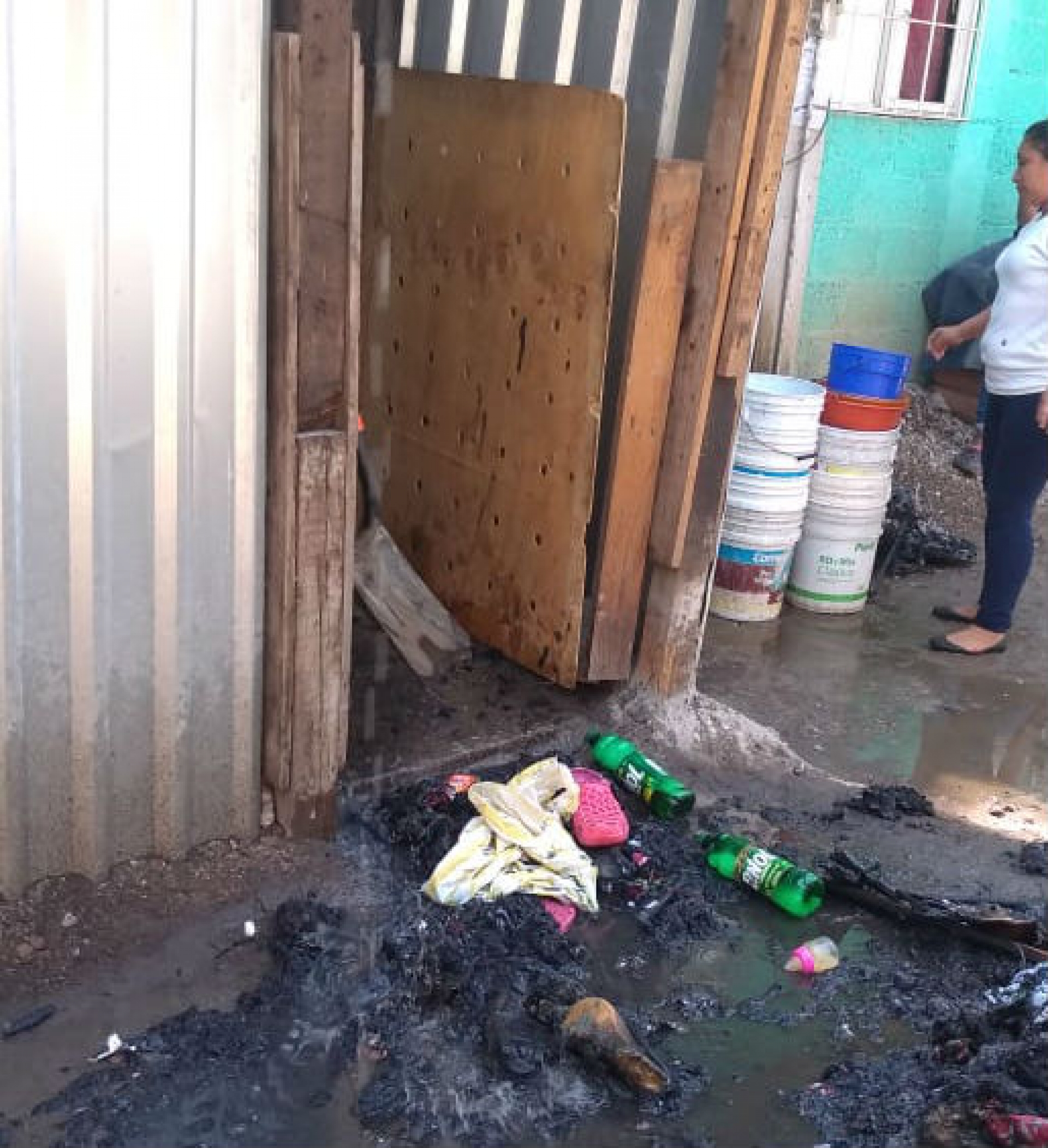 Atienden cuerpos de rescate incendio de una vivienda en Patios de la Estación