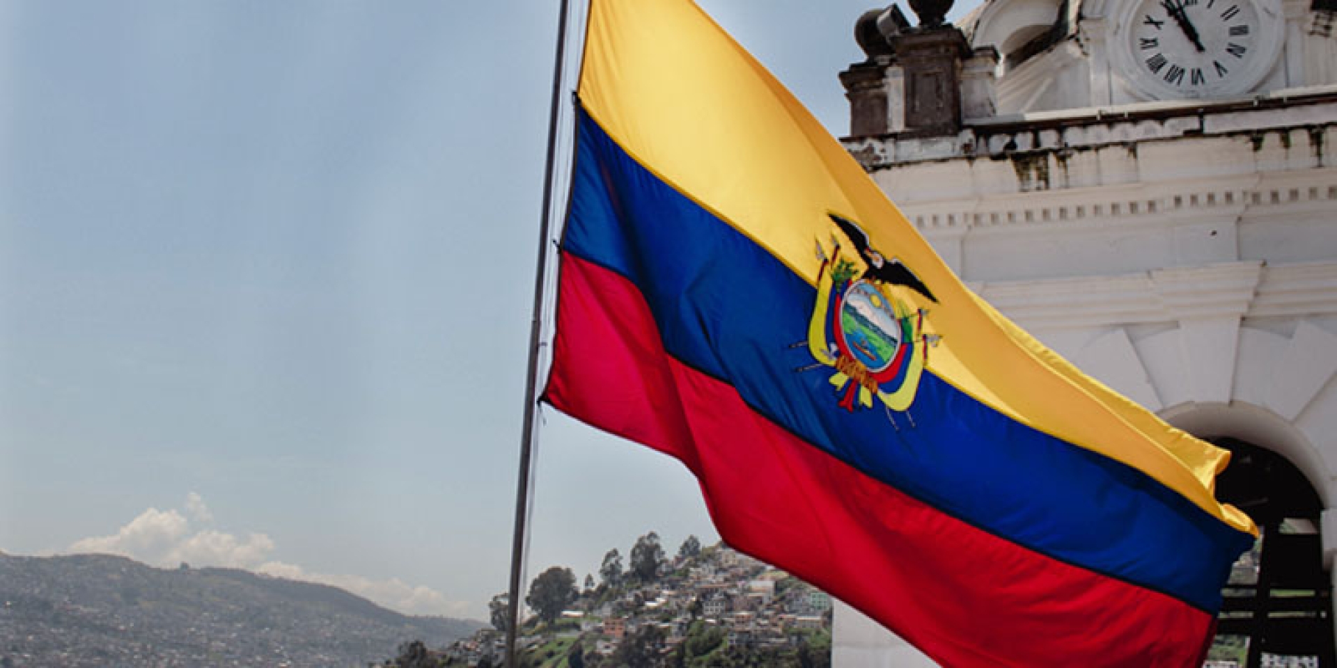 Ecuador subirá aranceles a Colombia del 50% al 100%