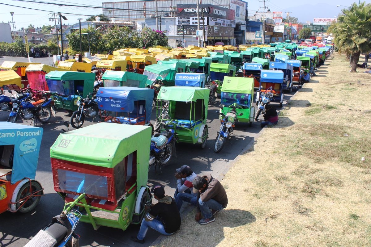 Mototaxistas provocan seis horas de caos