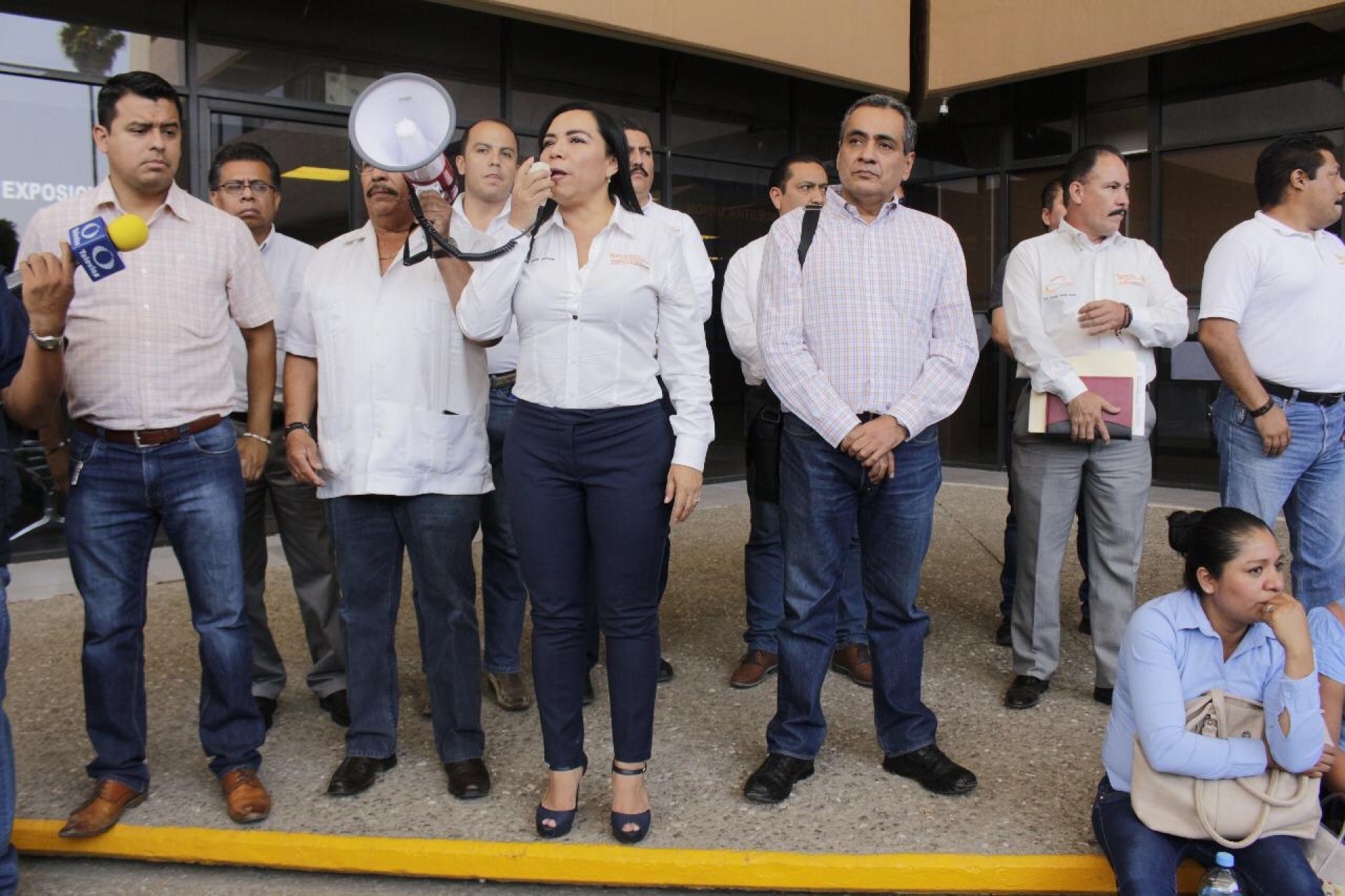 Maestros del programa de tiempo completo protestaron en el IEBEM