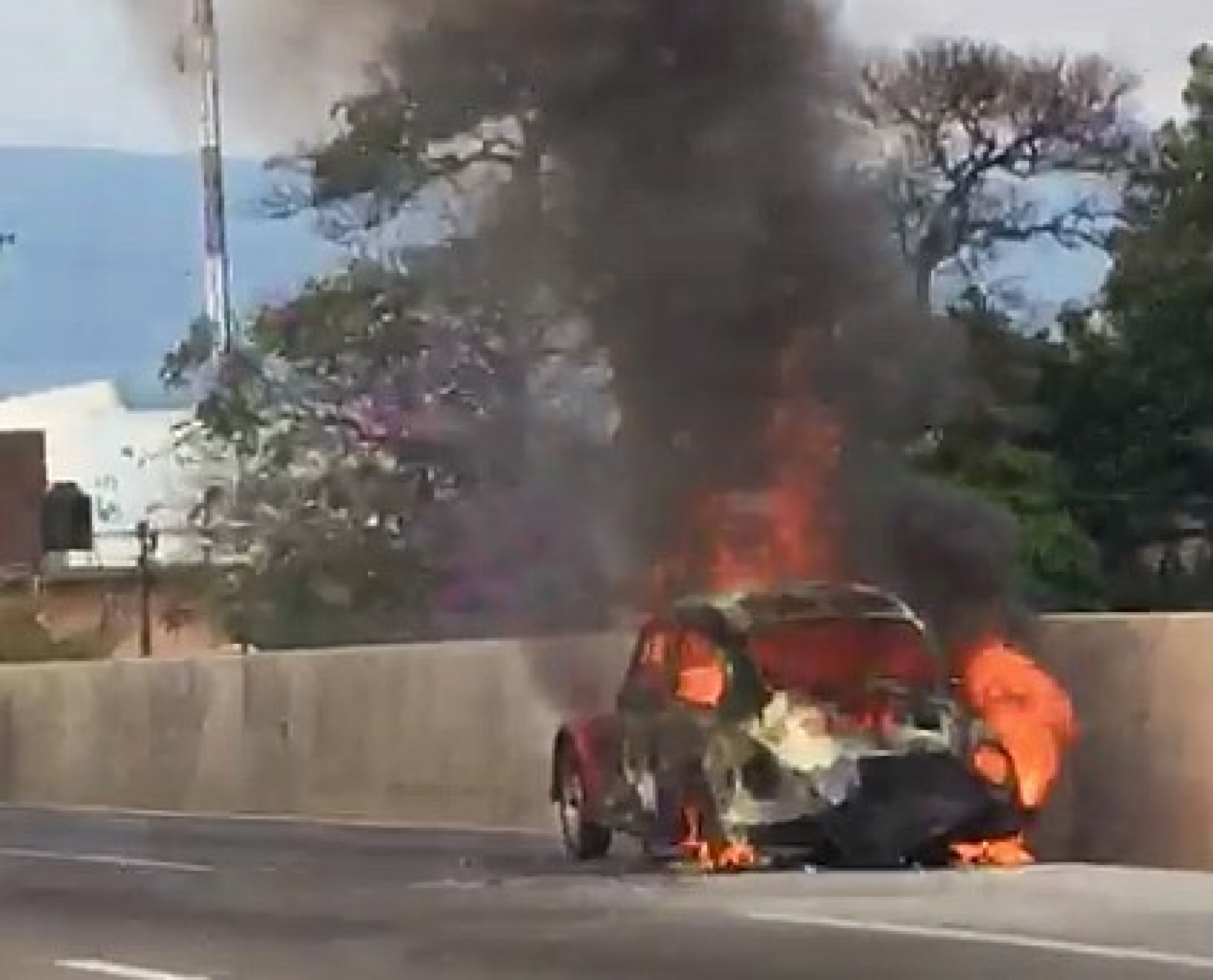 'Vocho' se incendió en el libramiento Cuernavaca
