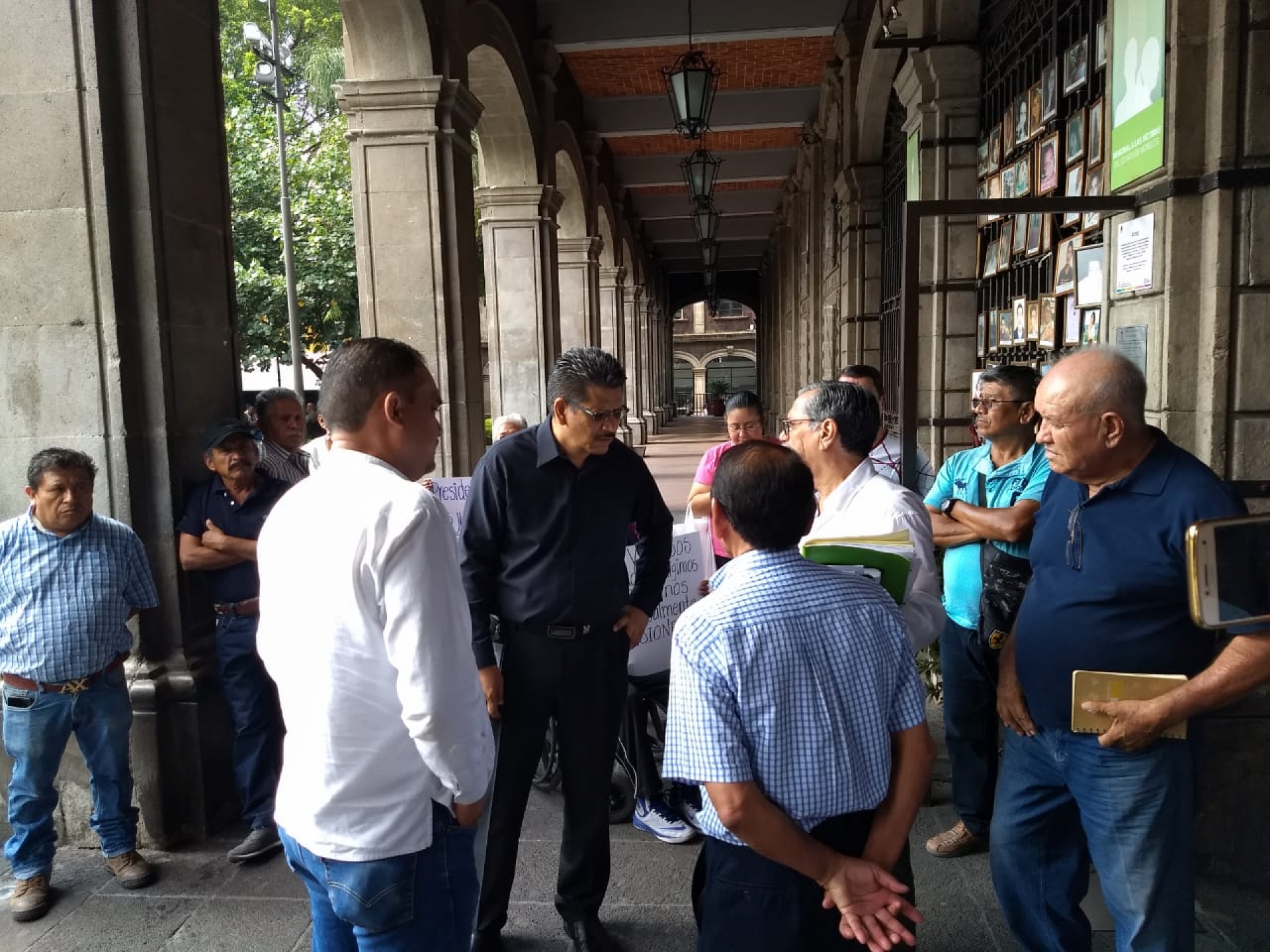 Se manifiestan jubilados del SAPAC; exigen pago puntual de pensión